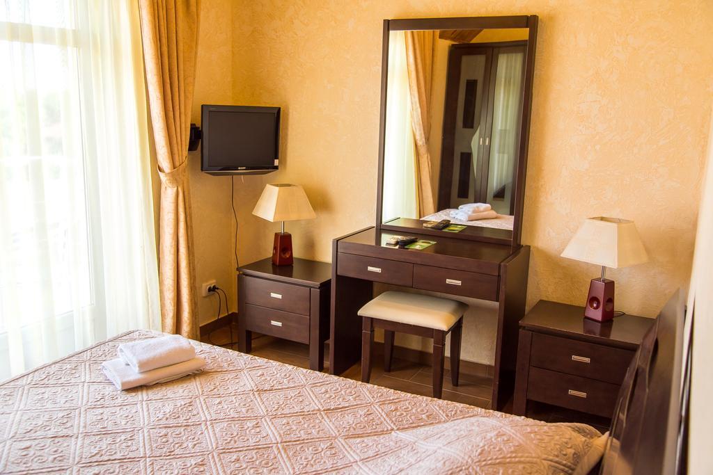 Delfin Hotell Koblevo Exteriör bild